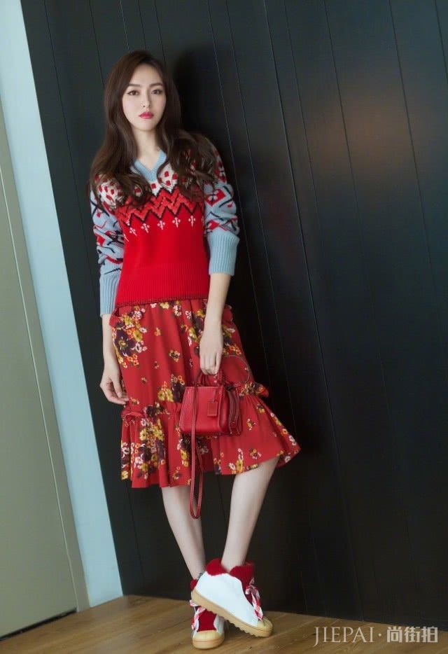 唐嫣穿皮鞋踩过玻璃了?